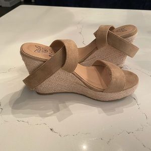 Boutique Wedges Suede Tan size 8